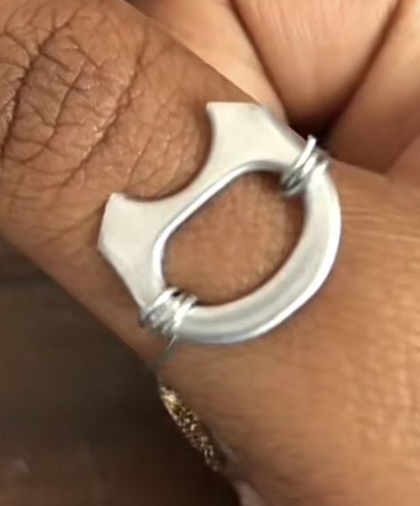 credit to jfs.art on tiktok :) Diy Pop Tab Jewelry, Crafts With Soda Tab, Bottle Tap Craft, Pull Tabs Crafts, Bottle Tab Bracelet, Pop Tab Ring, Bottle Tab Jewelry, Cat Ring Diy, Poptab Jewelry