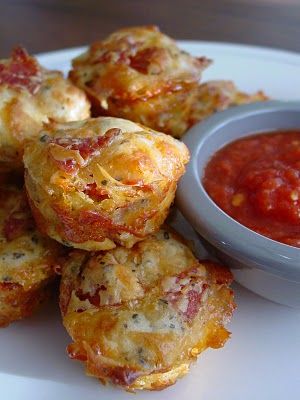 Pizza in a muffin tin...good for tailgating Pepperoni Pizza Puffs, Pizza Puffs, Pizza Dishes, Pizza Muffins, Prep Food, Mini Pizzas, Pizza Bites, Entertaining Friends, Kids Healthy