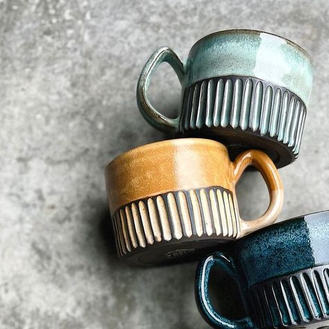 carter camille | handmade functional pottery on Instagram: "A small batch of carved shortie mugs will be available in the drop next week. I let myself have some freedom with this batch of mugs and I really love how they all are turning out 🥹" High Fire Ceramics, Mugs Clay Handmade, Pretty Ceramic Mugs, Mug Ceramic Handmade, Unique Glaze Ideas, Pottery Mug Shape Ideas, Stoneware Pottery Ideas, Hand Made Ceramic Mug, Diy Pottery Mug Ideas