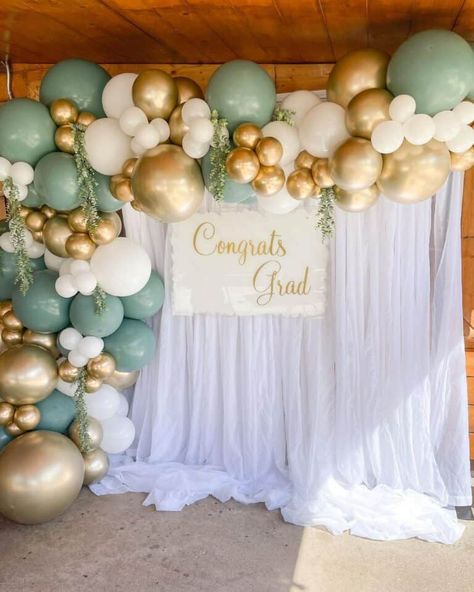 20 Beautiful Graduation Party Backdrop Ideas to Take your Grad Party to the Next Level - With Houna Graduation Party Backdrop Ideas, Graduation Backdrop Ideas, Party Backdrop Ideas, Graduation Party Colors, Green Graduation Party, Kyoto University, Girl Graduation Party, Grad Party Theme, Graduation Party Pictures