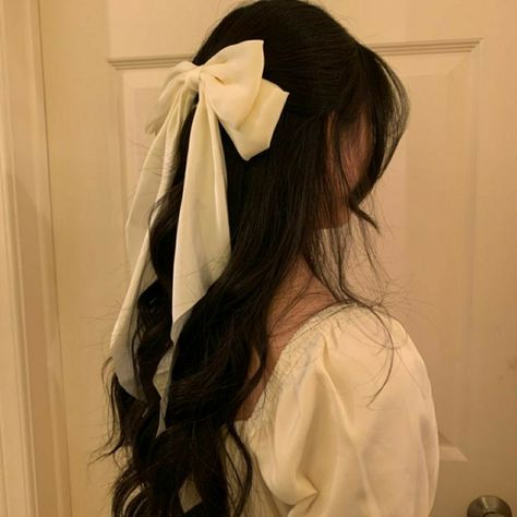 Black White Hair, Mackenzie Foy, White Hair Bows, Bow Hairstyle, Ribbon Hairstyle, Wattpad Covers, Hair Ribbon, Academia Aesthetic, 인물 사진