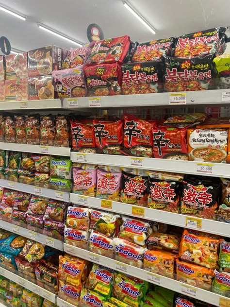 Convince Store, Food Ramen, Korean Shop, Asian Candy, Store Snacks, Asian Snacks, Junk Food Snacks, Cute Snacks, Halal Recipes