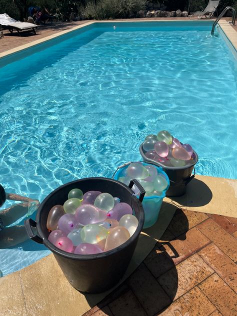 Pool Party Day Aesthetic, 18th Bday Pool Party Ideas, Pool Birthday Aesthetic, Water Ballon Aesthetic, Pool Party Alcohol Drinks, Pool With Balloons, Sweet 16 Party Ideas Pool, Water Balloon Aesthetic, Beach Theme Bday Party