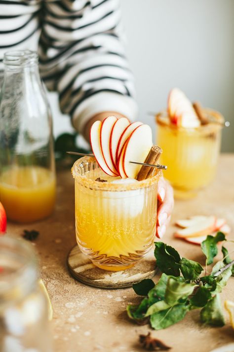 Spiced apple mocktail recipe, my delightful, refreshing and easy homemade mocktail, while celebrating autumn with this yummy seasonal version including apple, ginger, cinnamon and kombucha! Can you imagine the explosion of flavours? A hint of warming spice combined with sweet refreshing apple and the light effervescence of kombucha tea. Bliss! Apple Mocktail, Vegan Food Photography, Cocktail Photography, Fall Recipes Healthy, Refreshing Drinks Recipes, Colour Theory, Food Photography Inspiration, Mocktail Recipe, Food Photography Styling