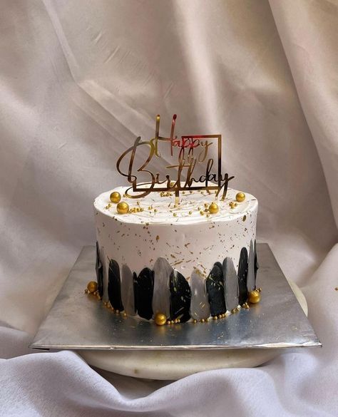 Simple Birthday Cake Designs, Sweet Birthday Cake, Rodjendanske Torte, Cake Design For Men, Modern Birthday Cakes, Cake For Boyfriend, Birthday Cake For Husband, Chocolate Cake Designs, Cake For Husband