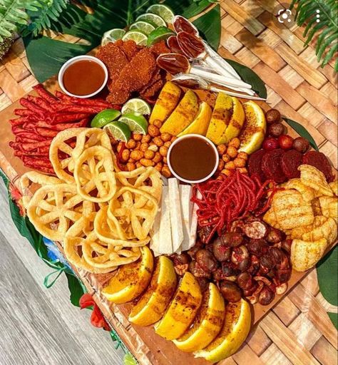 Taquito Charcuterie Board, Charcuterie Board With Takis, Mexican Theme Charcuterie Board Ideas, Mexican Food Platters, Mexican Snack Board Ideas, Mexican Themed Grazing Table, Charcuterie Mexican Board, Salsa Board Ideas, Latino Charcuterie Board