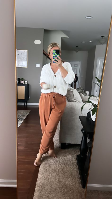 Cute And Comfy Work From Home Outfits, Modest Fitted Outfits, Work From Home Fits, Work From Home Style Outfits, Modern Mom Outfits Winter, Classy Work From Home Outfit, On The Go Mom Outfits, Casual Wfh Outfits, Sahm Outfits Winter