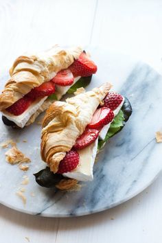 Croissants Filled with Brie & Strawberries | my blue&white kitchen Croissant Recipes, Croissant Sandwiches, Healthy Breakfast Sandwich, Croissant Sandwich, Beautiful Bread, Breakfast Sandwich Recipes, Croissant Recipe, Sandwich Bar, Think Food