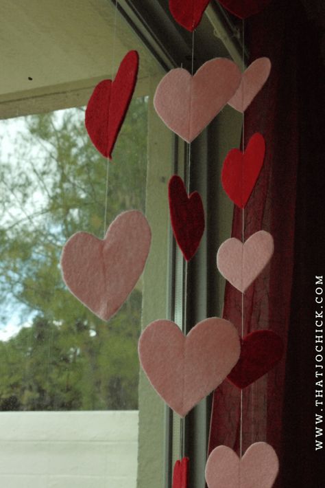 Diy Felt Heart Garland, Diy Valentines Garland Simple, Conversation Heart Garland, Felt Valentines Garland, Homemade Valentine Decorations, Hanging Hearts Decoration Diy Crafts, Valentines Day Garland Diy, Diy Valentine Garland, Valentine Garland Diy