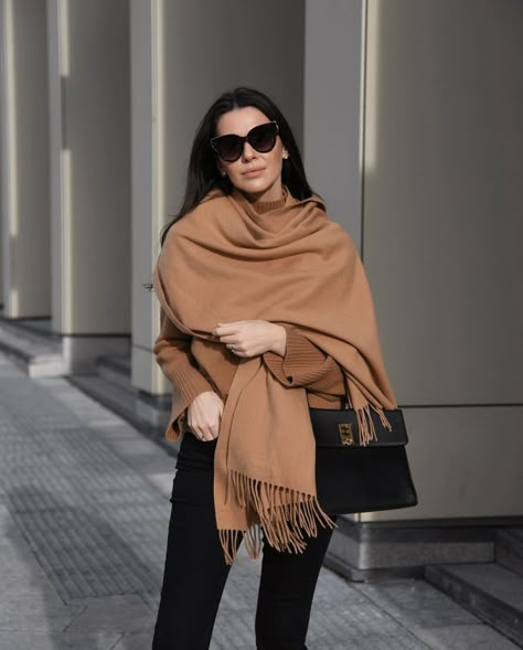 Pashmina Outfit, Classy Autumn, Outfit Ideas Elegant, Shawl Outfit, Elegant Outfit Classy, Fendi Sunglasses, Elegant Feminine, Trendy Outfit Ideas, Classy Work Outfits