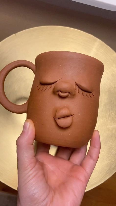 Terracotta Diy Ideas, Face Jugs Pottery Cute, Cup Clay Art, Mug Clay Designs, Ceramics Ideas Pottery Mug, Poterry Clay Ideas, Clay Mugs Handmade, Clay Cup Ideas, Ceramic Mugs Ideas