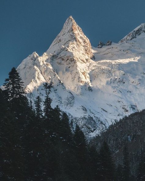 Winter Mountain, Nature Places, Mountain Photography, Snowy Mountains, Winter Aesthetic, Nature Aesthetic, Pretty Places, Pretty Pictures, Beautiful World