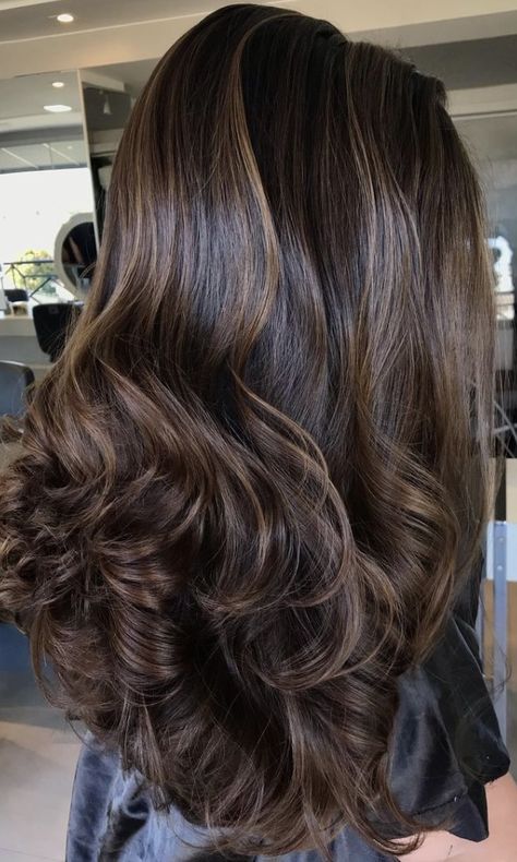 Hair Color Trends For Brunettes, Highlights For Dark Brown Hair, Brown Hair With Caramel Highlights, Rambut Brunette, Dark Hair Color, Dark Brunette Hair, Black Hair Balayage, Chocolate Brown Hair Color, Fall Hair Color Trends