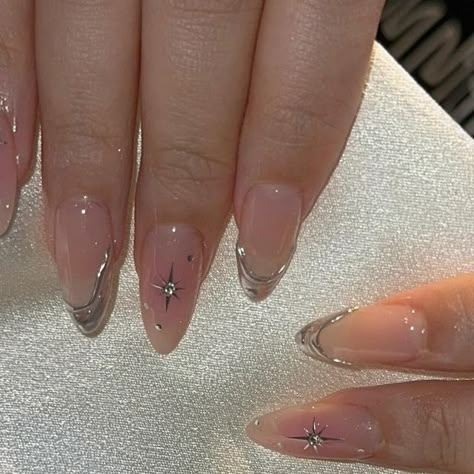 Minimalist Metallic Nails, Wedding Silver Nails, Nye Nails Silver, Silver Nails New Years, Silver Coffin Nail Ideas, Nail Silver Design, Grunge Gel Nails, Silver Detail Nails, Nails Inspo Silver