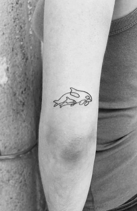 Cute and simple one continuous line tattoo of a baby orca whale swimming in the sea next to it's mum! Mum and baby tattoo inspo Swimming Tattoo Ideas Simple, Orca Whale Tattoo Simple, Mother Daughter Tattoos Animals, Tattoo Ideas Orca, Whale And Calf Tattoo, One Line Orca Tattoo, Orca Tattoos For Women, Two Whales Tattoo, Whale Family Tattoo