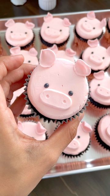 Adorable Cupcake Ideas, Cupcakes Decoration Farm Animals, Pig Desserts Easy, Piggy Birthday Cake Ideas, Pig Shaped Food, 4-h Cupcakes, Cupcake Decorating Simple, Pig Cupcakes Easy, Cupcakes Decoration Easter