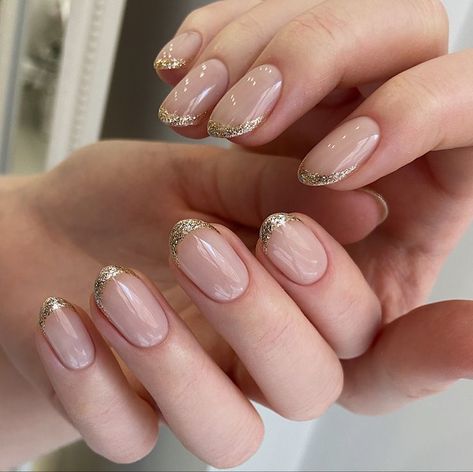 Acrylic Nails Gold Tips, Gel Nails Gold Glitter, Gold Short French Nails, French Manicure Gold Glitter, Gold French Tip Gel Nails, Rose Gold French Tip Nails Short, Bridesmaid French Nails, French Champagne Nails, White Nail Gold Tip