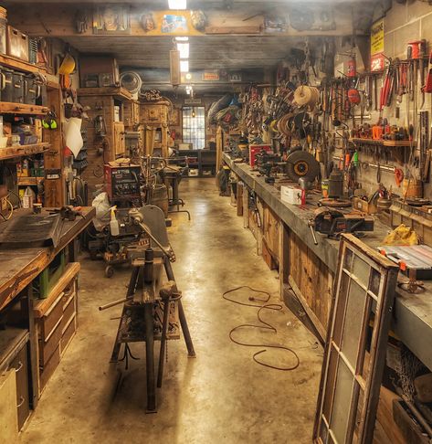 Organized Workshop Garage, Garage Machine Shop, Metal Workshop Ideas, Woodshop Interior, Workshop Aesthetic, Mechanics Workshop, Steampunk Workshop, Mechanic Shop Decor, Mechanic Workshop