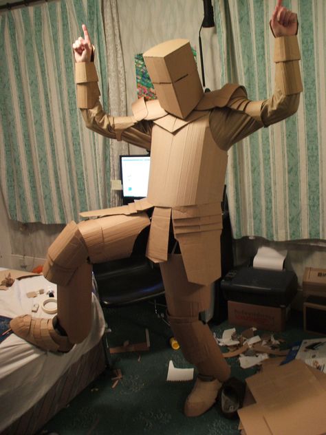 In 2008, from a nasty little bedsit in East London, I spent 2 weeks building a cardboard suit of armour - a pseduo-protective intervention for catalysing risk-experiences. This photoset documents it's construction. Diy Suit Of Armor, Cardboard Armour, Diy Knight Costume, Cardboard Costume, Costume Armour, Knight Costume, Cardboard Sculpture, Cosplay Armor, Knight Armor