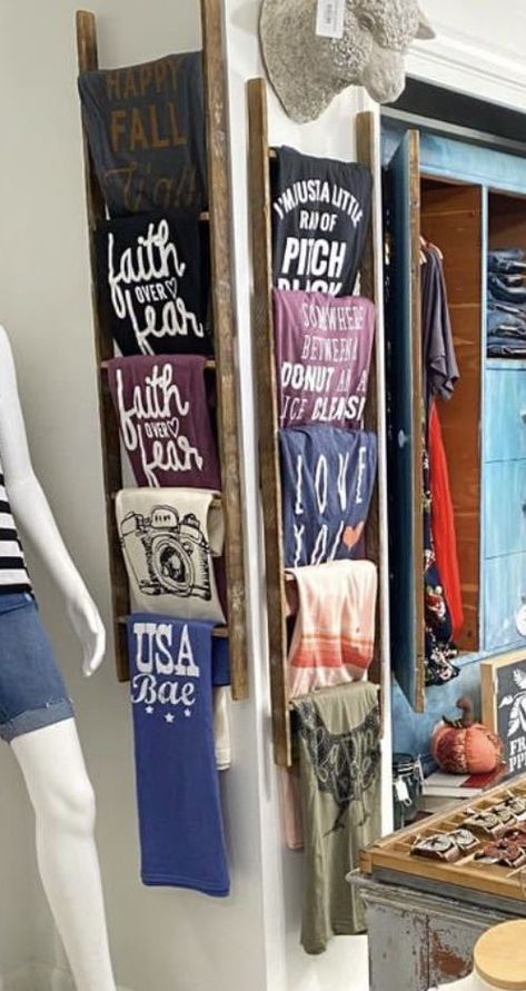 Rustic T Shirt Display, Boutique Merchandise Display, Tshirt Display Ideas Booth Boutique, Ways To Display Shirts For Sale, Store Shirt Display, Tee Shirt Display Ideas Retail, How To Display Leggings In A Boutique, Diy Store Display Ideas Retail, Small Space Business Ideas