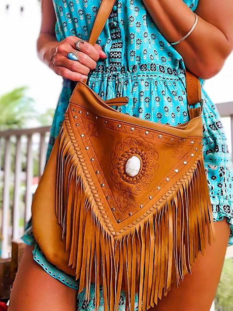 Boho bags come in many shape and sizes. But where to find the best? Check out these 10 fabulous brands you need to discover! Bohemian Style Bag, Purse For Teens, Look Hippie Chic, Women Boho Style, Boho Leather Bags, Handbags For College, Sac Diy, Cheap Purses, Estilo Hippie