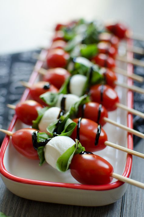 Caprese Salad Skewers with Balsamic Glaze Salad Skewers, Caprese Salad Skewers, Gluten Free Puff Pastry, Party Snacks Easy, Skewer Appetizers, Caprese Skewers, Chick Pea, Skewer Recipes, Italian Appetizers