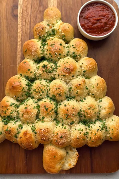 Christmas Tree Pull-Apart Bread Tree Pull Apart Bread, Christmas Tree Pull Apart, Christmas Tree Pull Apart Bread, Christmas Recipes Appetizers, Desserts Christmas, Appetizers Easy Finger Food, Best Appetizer Recipes, Diy Christmas Wreaths, Pull Apart Bread