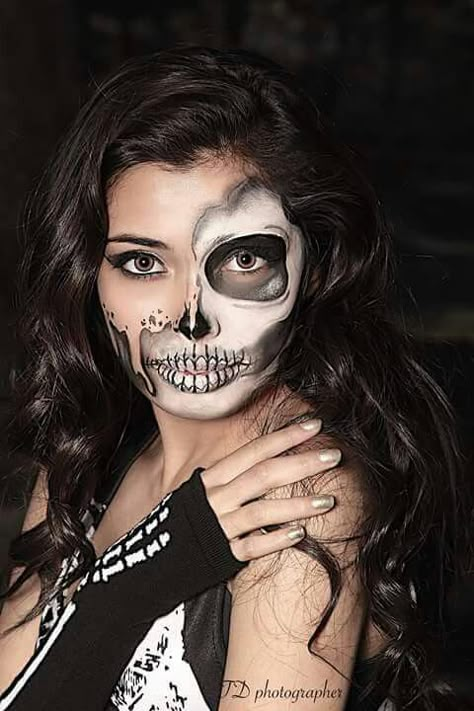 Half skeleton face face painting Skeleton Makeup Photoshoot, Half Painted Skeleton Face, Painted Skeleton Face, Catrina Half Face Makeup, Halloween Skull Makeup Half Face, Halloween Skeleton Makeup Half Face, Skeleton Half Face Makeup, Skeleton Pirate Costume, Skeleton Face Paint Women