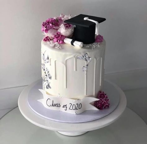 18th Birthday And Graduation Cake, Pharmacy Graduation Cakes, Modern Graduation Cake, Unique Graduation Cakes Design, Graduation Sheet Cake Ideas, Graduation Cakes For High School, Recipes Cake Pops, Simple Graduation Cakes, Sheet Cake Ideas