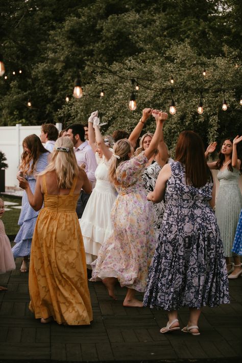 Outdoor Party Wedding, Laid Back Backyard Wedding, Garden Party Dance Floor, Dancing At Wedding Aesthetic, People Dancing At Wedding, Outside Wedding Party, Wedding Aesthetic Summer, Dance Floor Birthday Party, Boho Garden Party Wedding