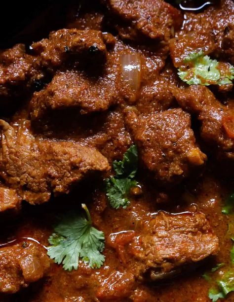 Beef Recipes Indian, Indian Beef Curry, Top Round Steak Recipes, Beef Vindaloo, Beef Korma, Dutch Oven Beef, Vindaloo Curry, Indian Beef Recipes, Vindaloo Recipe