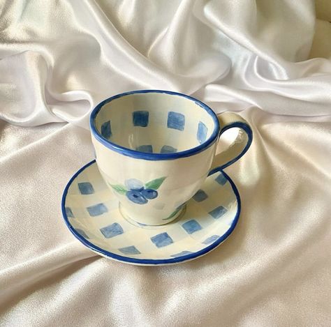 Pottery Painting Ideas Cup And Saucer, Teacup Pottery Painting, Ceramic Cafe, Ceramics Pottery Mugs, Painted Ceramic Plates, Diy Pottery Painting, Color Me Mine, Pottery Painting Designs, Pottery Crafts