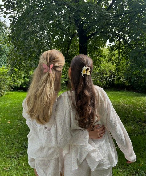 instagram: lauravlekaj 🩰 2 Best Friends Aesthetic, Blonde And Brunette Aesthetic, Best Friend Goals Aesthetic, Girl Couple Aesthetic, 2 Friends Aesthetic, Two Sisters Aesthetic, Bestie Aesthetics, Duo Best Friends, Best Friend Vibes