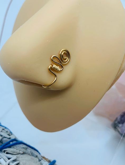 Wire Wrap Nose Ring, Spiral Nose Piercing, Nose Cuff Tutorial, Gold Nose Ring Aesthetic, Diy Nose Cuff, Cool Nose Rings, Wire Nose Cuff, Spiral Nose Ring, Diy Nose Rings