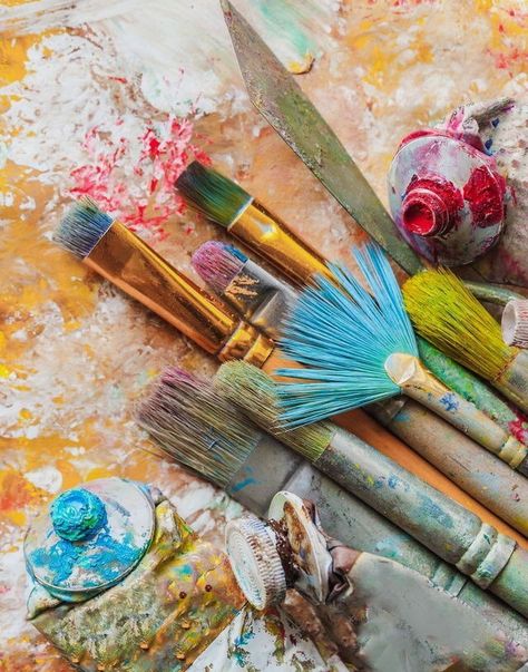 A Girl Inspired Paint Brushes Photography, Painter Photography, Paint Photography, Sip N Paint, Creative Soul, Sketches Art, Artist Aesthetic, Pencil Sketches, Soul Art