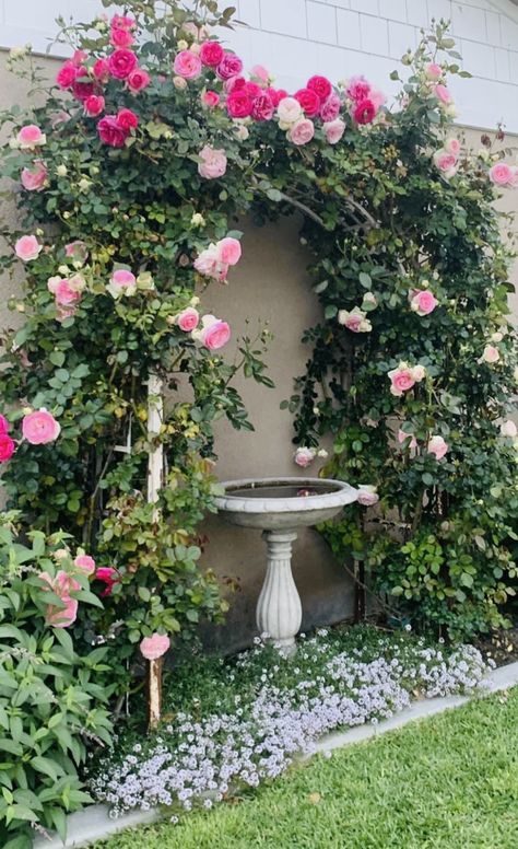 Garden Ideas Small Backyard, Flower Backyard Ideas, French Gardens Courtyard, Well Garden Ideas, Uk Garden Ideas Inspiration, Arts And Crafts Garden, Rose Garden Ideas Front Yards, Hydrengas Garden Ideas, Victorian Garden Landscaping