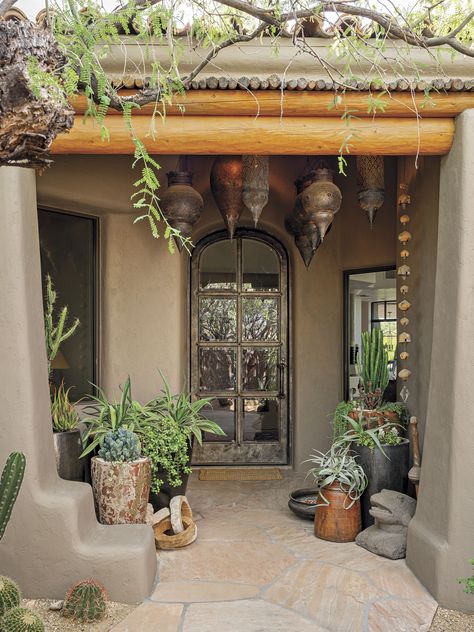 A Desert Highlands Home Initiates a Dialogue With its Surroundings - Phoenix Home & Garden Desert Porch Ideas, Desert Patios Arizona, Desert Potted Plants Patio, Desert Homes Exterior Arizona, Desert Patio Ideas, Phoenix Decor, Desert House Exterior, Southwest Patio, New Mexico Style Home