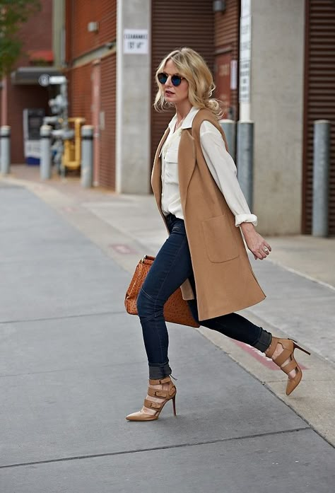 How To Wear Long Sleeveless Coat or Vest Erin Busbee waysify Sleeveless Coat Outfit, Sleeveless Blazer Outfit, Long Vest Outfit, Sleeveless Blazer Dress, Hot Fall Outfits, Long Sleeveless Vest, Vest Outfits For Women, Trench Vest, Tan Vest