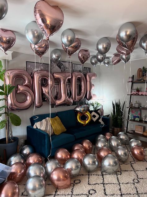 Bride To Be Simple Decoration Ideas, Bride Room Decoration Ideas Bachelorette Parties, Simple Bride To Be Decoration, Bride To Be Decoration Ideas At Home, Bachelorette Table Decor, Bachelorette Table, Bridal Shower Party Decorations, Bridal Shower Deco, Black Bachelorette Party