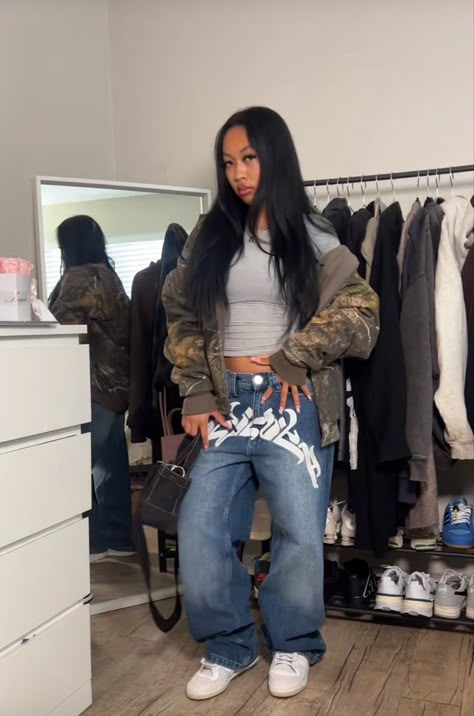 Streetwear Outfit Ideas Women, Street Wear Baddie, Baddie Street Wear Outfits, Street Wear Female, Women’s Streetwear, Swaggy Outfits Women, Women’s Streetwear Fashion, Baggy Cargo Jeans For Winter Streetwear, Street Wear Fashion