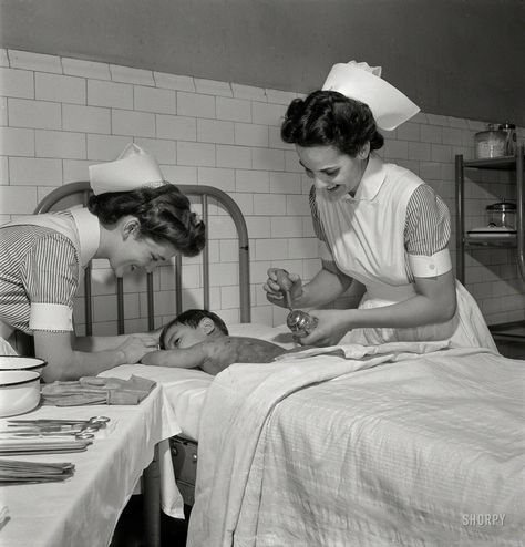 Nurse Vintage, History Of Nursing, Nursing Board, Nurse Training, Old Hospital, Army Nurse, Nurse Aesthetic, Nurse Art, Professional Nurse