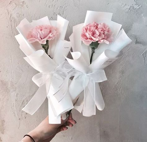 Flowers 🌺 on Twitter: "… " Single Bouquet, Single Flower Bouquet, Flower Box Gift, Flower Bouquet Diy, Flower Wrapping, Boquette Flowers, Flower Gift Ideas, Flower Business, Bouquet Gift