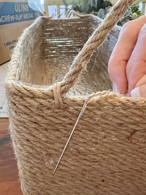 There's something about a jute rope basket that just feels so rustic and charming. Today I'm going to show you how to make one yourself! Rope Baskets Diy, Jute Basket Diy, Diy Storage Baskets, Rope Basket Diy, Twine Decorations, Jute Rope Basket, Eco Friendly Crafts, Rope Basket Tutorial, Boho Decor Diy