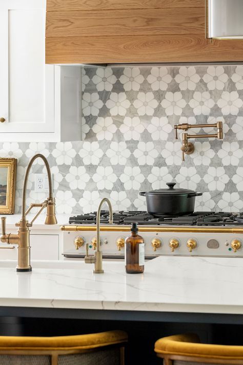 Fun Backsplash Kitchen, Redo Floors, Craftsman Remodel, Patterned Tile Backsplash, Mosaic Backsplash Kitchen, Kitchens Cabinets, Kitchen Backsplash Designs, Inspiration Interior Design, Mosaic Backsplash