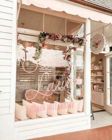 Boutique Bakery Design, Sweet Store Design, Bakery Decor Ideas Design, Flower And Bakery Shop, Store Front Display Ideas, Flower Shop Design Interiors, Cute Cafe Design, Bakery Ideas Interior, Bakery Store Design