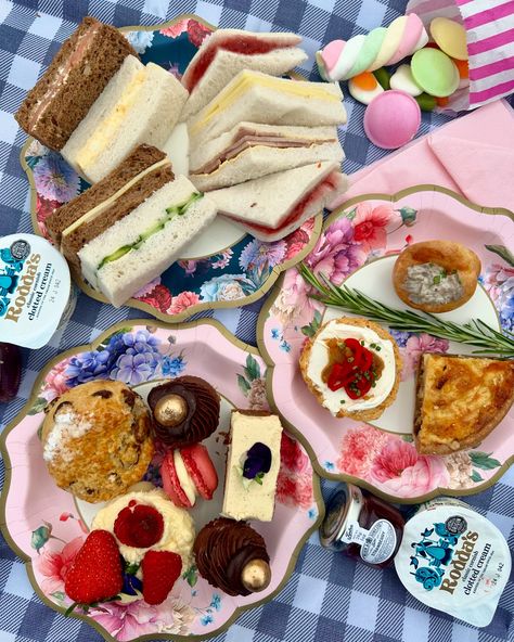 You know we love Mama Doreens and their takeaway afternoon teas are perfect for picnics. All the work is done for you, just order, pick it up and head to your fave spot. Inspired by our love of their takeaway Afternoon Teas we’ve written a blog post with loads of ideas for free places to picnic in Harrogate. Tea Picnic, Picnic Date Food, Best Afternoon Tea, Castles To Visit, Love Mama, Finger Sandwiches, Picnic Spot, Halloween Activities For Kids, Picnic Date