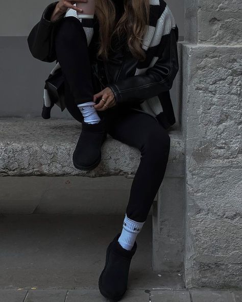 Emu Shoes Outfit, Black Mini Ugg Boots Outfit, Ugg Black Boots Outfit, Uggs Black Outfit, Black Ugg Outfit Ideas, Black Uggs Outfit Winter, Outfits With Black Uggs, Black Ugg Outfit, Black Ugg Boots Outfit