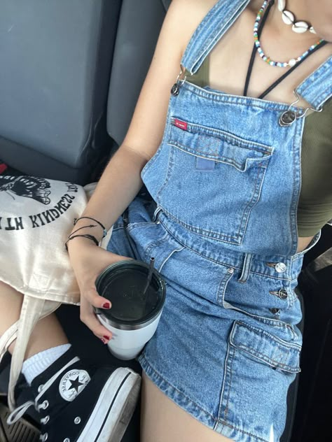 Short Dungarees Outfit Summer, Overall Shorts Outfit Summer, Short Overalls Outfit, Overall Shorts Outfit, Overalls Dress, Shorts Outfit, Mode Inspiration, Summer Fits, Lookbook Outfits