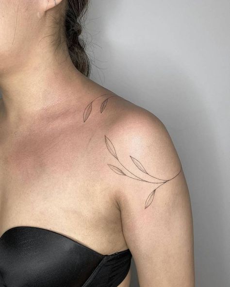 Upper Arm Leaves Tattoo, Arm Leaves Tattoos For Women, Wrapped Shoulder Tattoo, Shoulder Cap Tattoos For Women Simple, Leaves Shoulder Tattoos For Women, Leaves Arm Band Tattoo, Leaves Wrapped Around Shoulder Tattoo, Linework Shoulder Tattoo, Minimal Leaves Tattoo