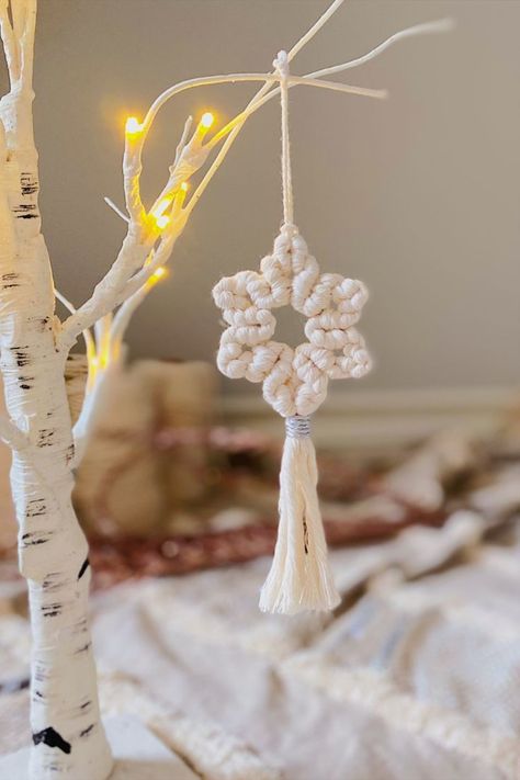 Macrame Star Ornament, Easy Macrame Patterns, Tree Ornaments Diy, Macrame Star, Yarns Ornaments, Tutorial Macramé, Easy Macrame, Simple Macrame, Diy Christmas Ornaments Easy